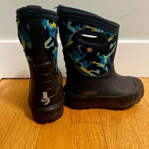 Bogs Kids' Black and Blue Camo Boots